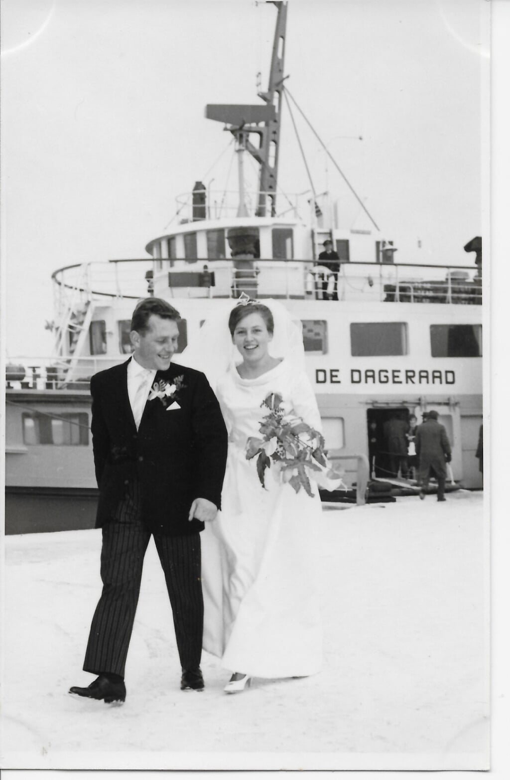 Fried en El Kortenhoeven op hun trouwdag, bij veerboot De Dageraad. 