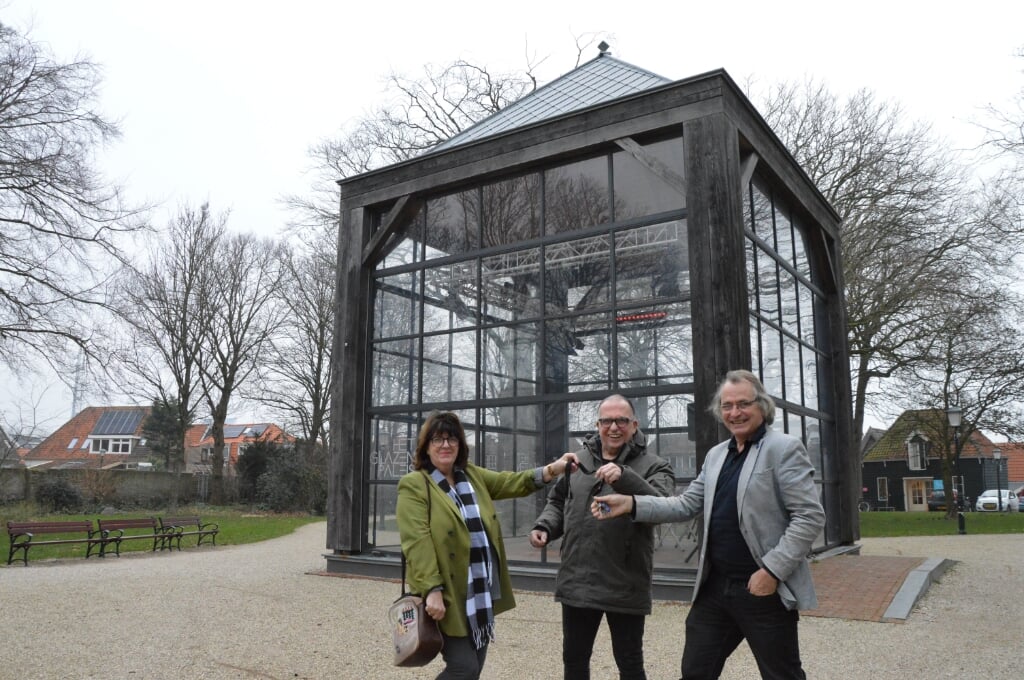 Beheerder Marga Lakwijk van Stichting Wezentuin draagt de sleutel van Het Glazen Paleis over aan opvolgers Willem Schnitfink en Bart Heijnen. 