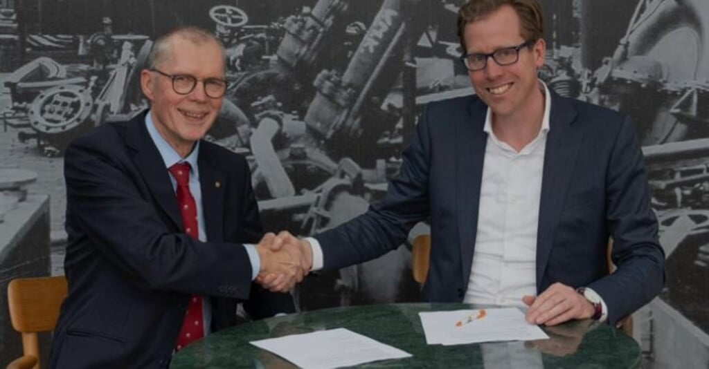 Wethouder Rikus Kieft en staatssecretaris Christophe van der Maat tekenen het nieuwe convenant.