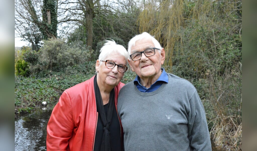 Een paar apart. El en Fried Kortenhoeven, in hun tuin aan de Pontweg. Dinsdag waren ze zestig jaar getrouwd. 