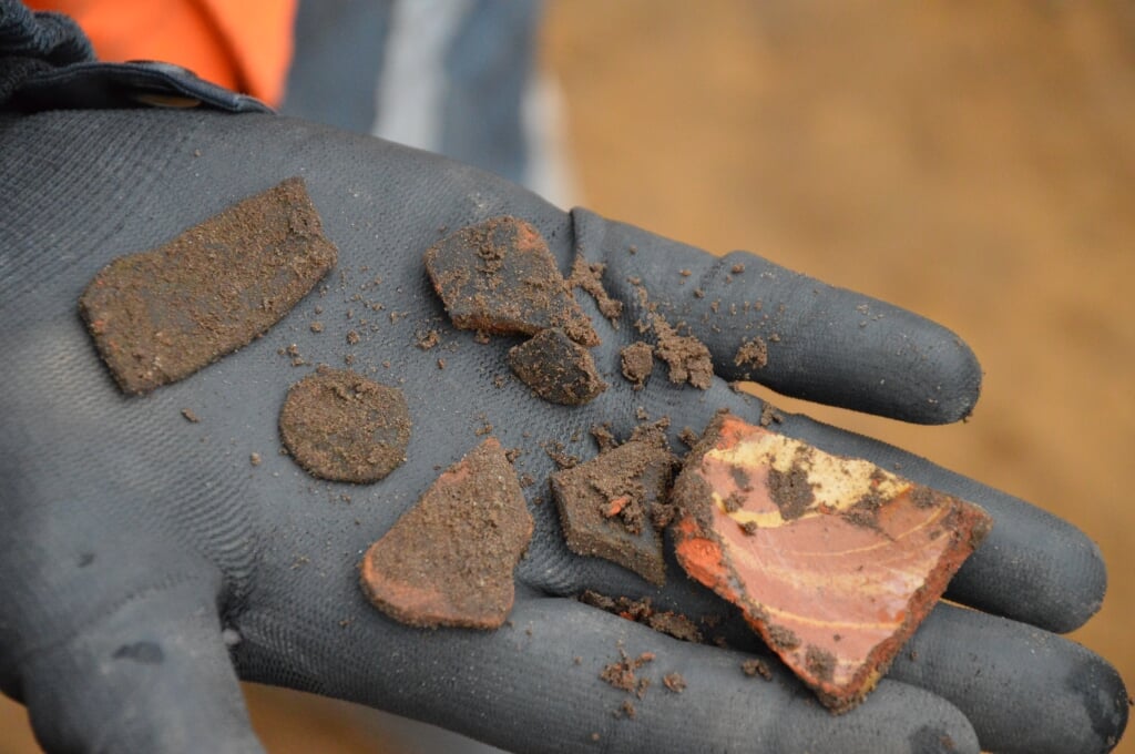 Scherven en een muntje, afkomstig uit de opgraving bij de Jozefschool. 