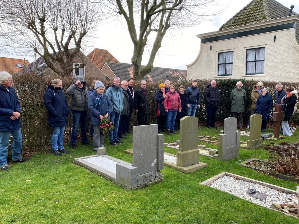 Herdenking van de slachtoffers van de Watersnoodramp op het kerkhof in De Waal.