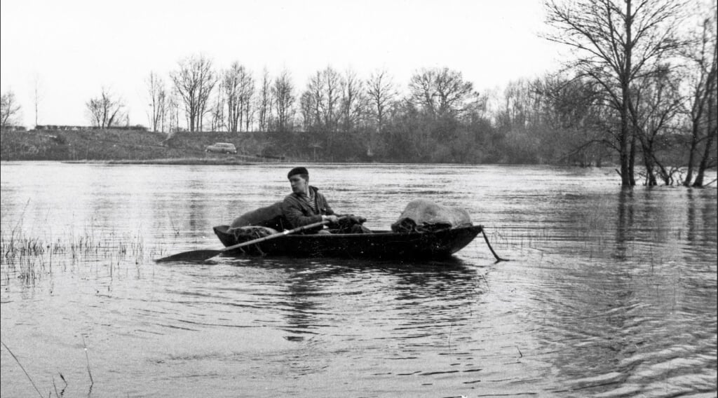 Simon van Koningsveld met de kano, terug van de eilandjes in de Loire. 
