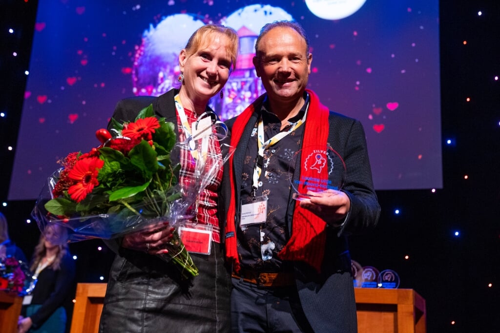 Judith van der Zee en André Eelman van Flora met de zilveren award.