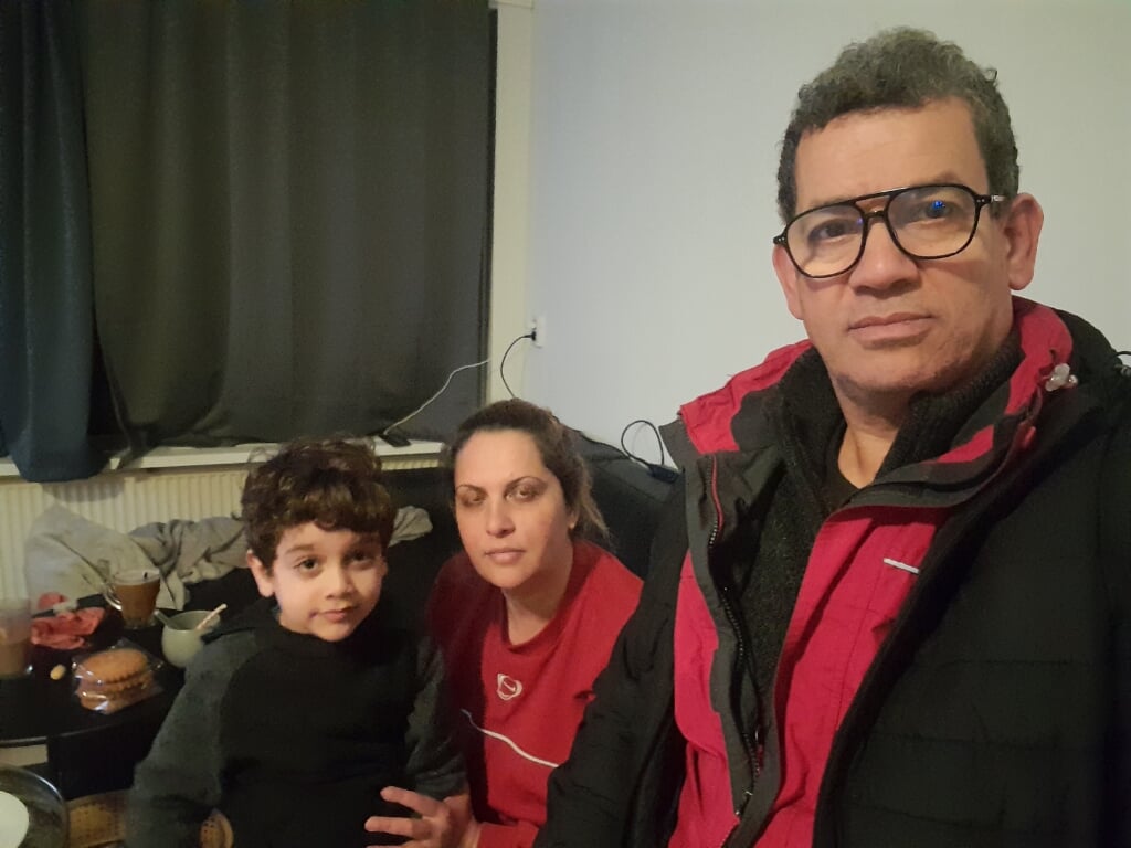 Het echtpaar Mansour, met hun gehandicapte zoontje Haroun.  