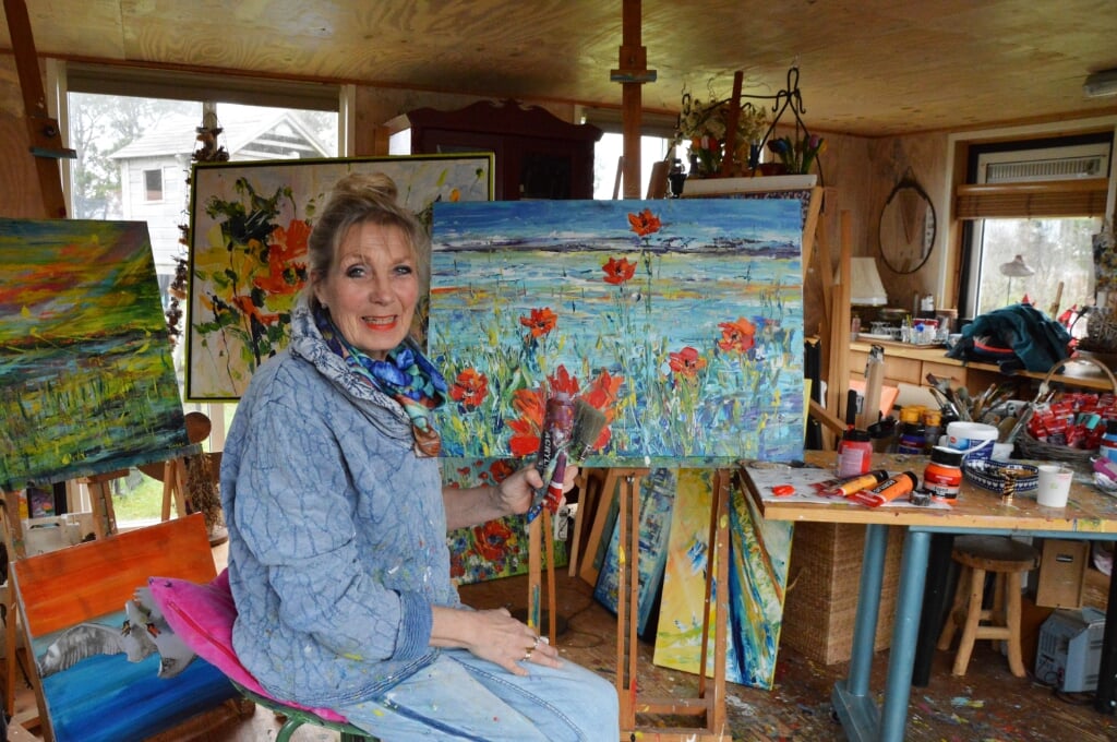 Magda Brommersma in haar atelier aan de Ruigendijk. 