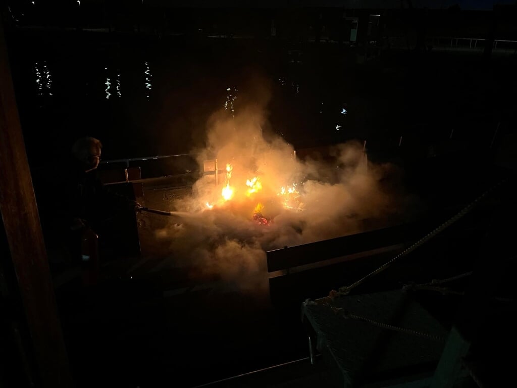Brand op het dek van de Rival in de haven van Oudeschild.
