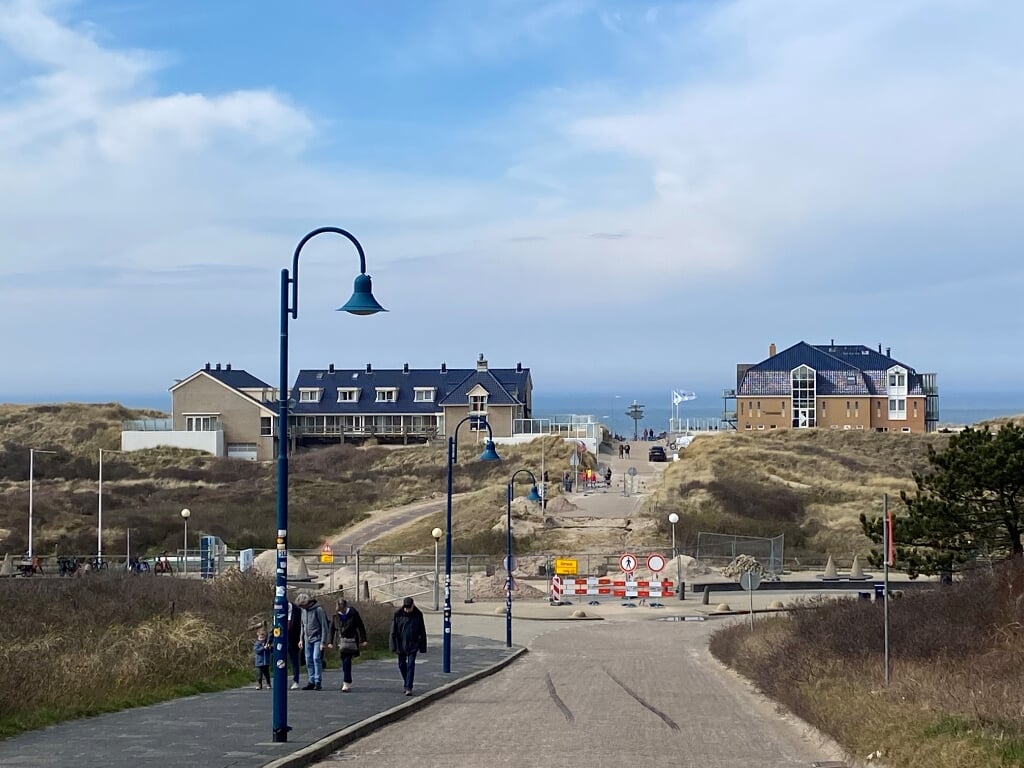 De toegang naar het strand, gezien vanaf de Badweg. 