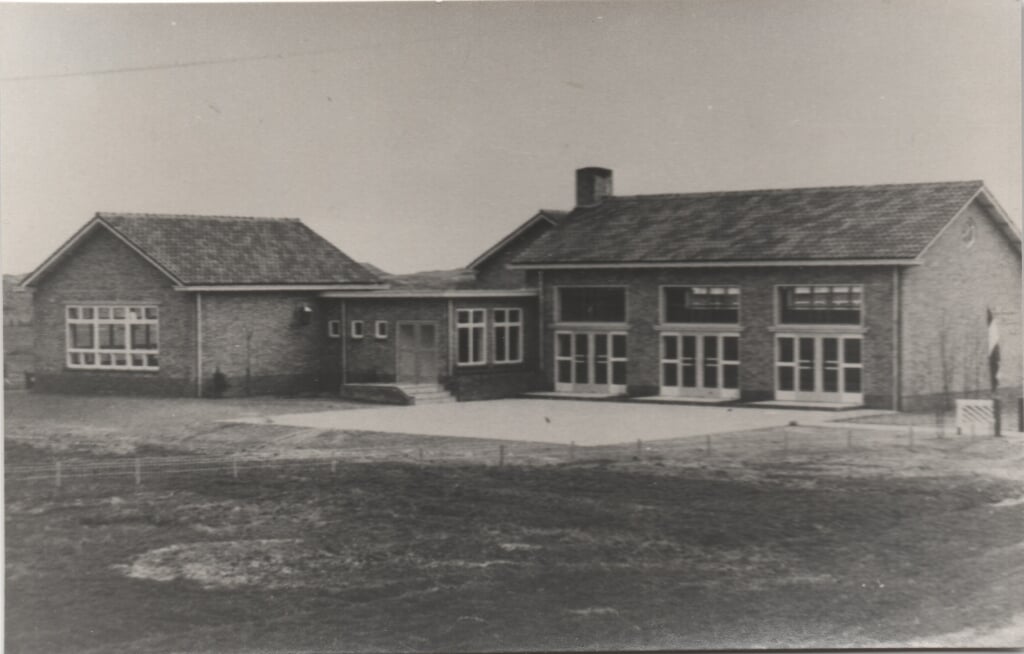 24 april 1956: de Jan Drijverschool in Den Hoorn bij de opening.