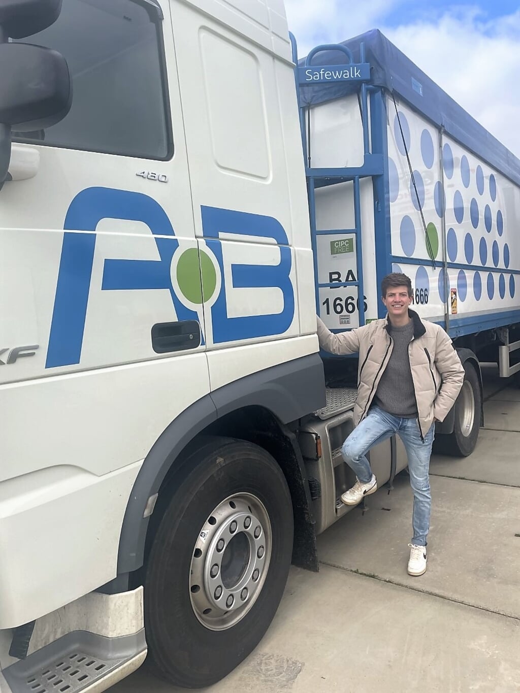 Joost Boekel is vrachtwagenchauffeur bij AB Texel en rijdt in de oogsttijd aardappels en uien door Europa. 