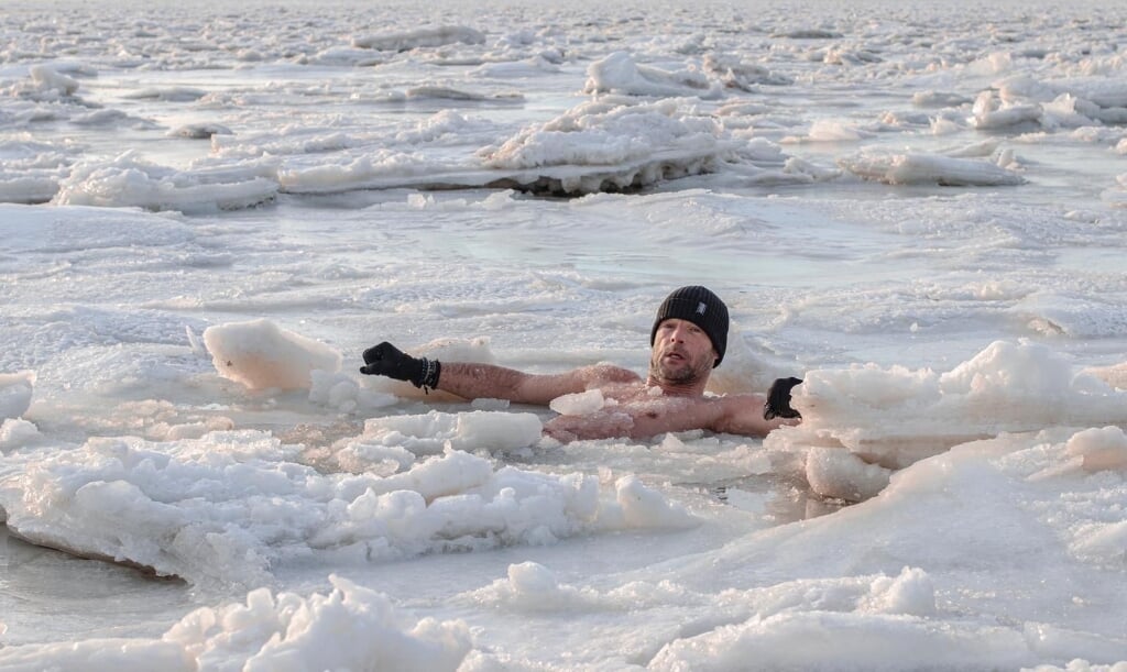"Island Iceman" Ruud van Holland neemt een ijsbad in de Waddenzee. Hij plaatst zijn duikavonturen op Instagram en heeft al ruim 109.000 volgers.  