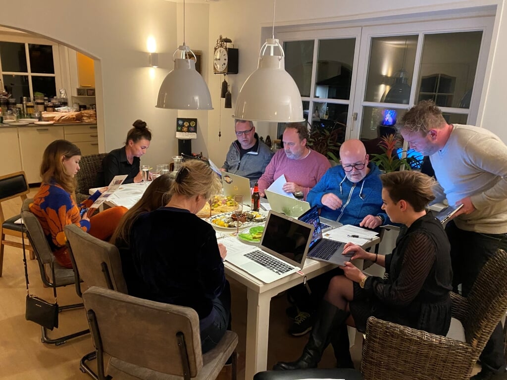 Ingespannen blikken van team BSC Lunette, aan tafel bij Vincent van der Velde (Foto: Jeroen van Hattum)