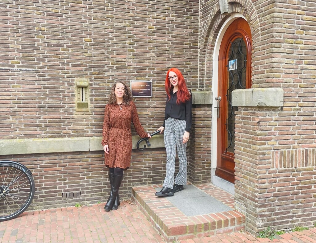 Rosanne Nienkemper (links) en Sarah Zevenbergen bij de deur van het Polderhuis.
