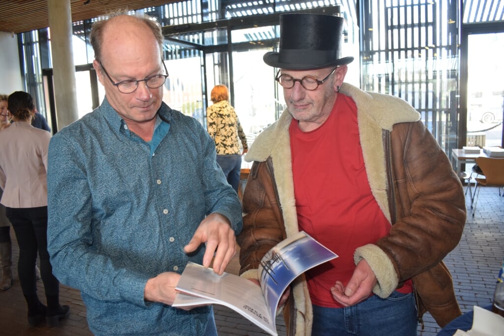Marktmeester Jan Vennik (met hoed) met hoofdredacteur Gerard Timmerman.