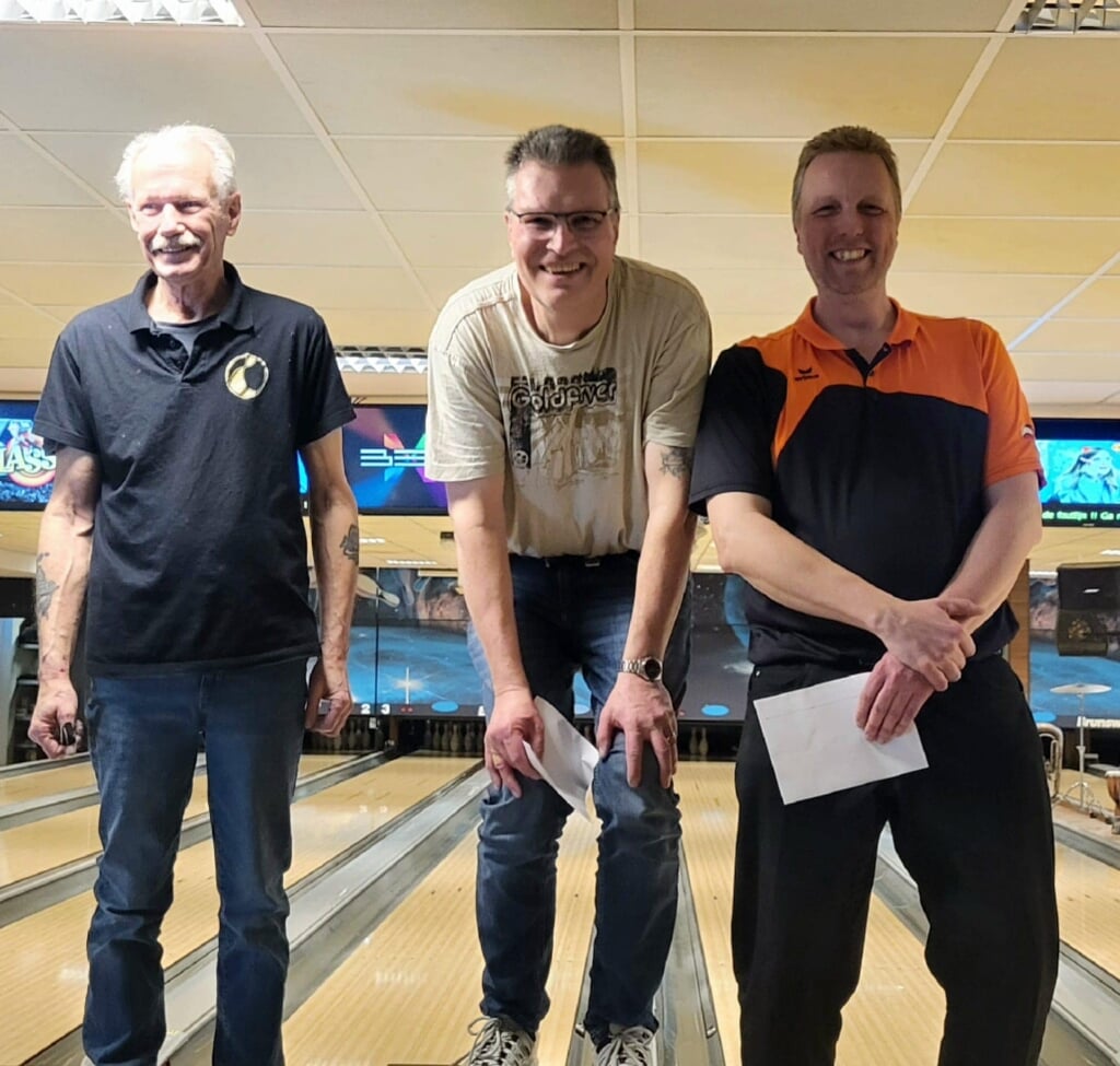 Martien Roeper (midden) werd eerste bij de bowlingwedstrijd.