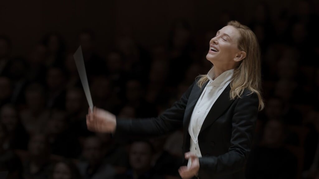 Cate Blanchett als Lydia Tár, de grensverleggende dirigent van een groot Duits orkest.