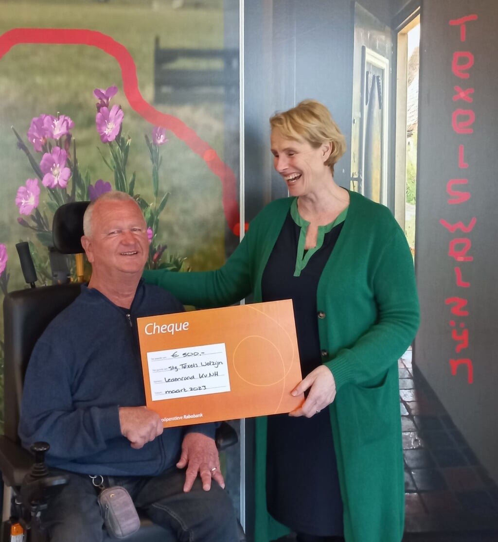 Dick van Barneveld en Cobie Daalder met de cheque van de Rabobank.