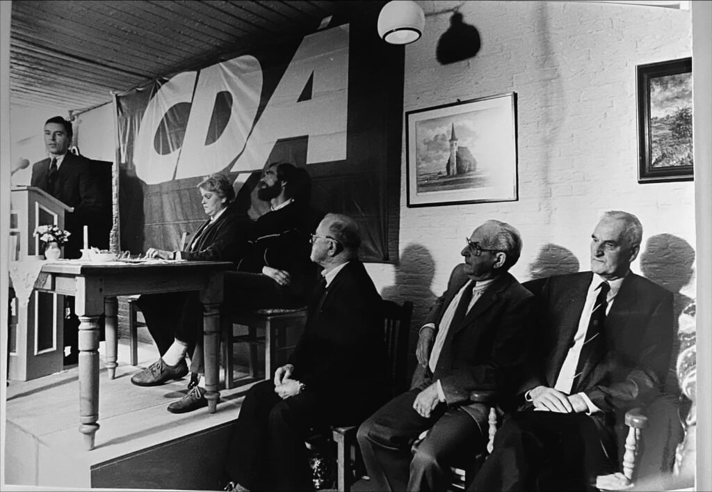 De Raadskelder, 1992: als gastvrouw voor partijleider Elco Brinkman (links).