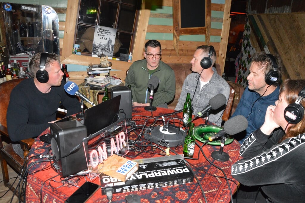 DJ Mike Brouwer interviewt de band Chinook tijdens Vrijdagavond Live Sessies. 
