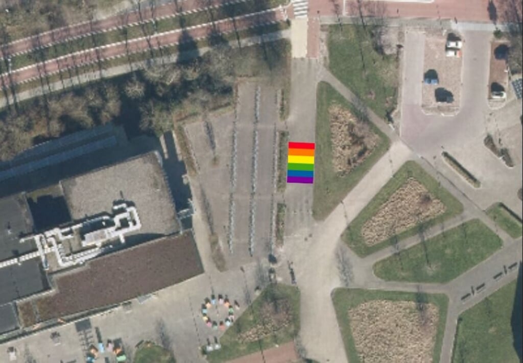 Het regenboogvoetpad komt tegenover de fietsenstalling van de OSG in Den Burg.