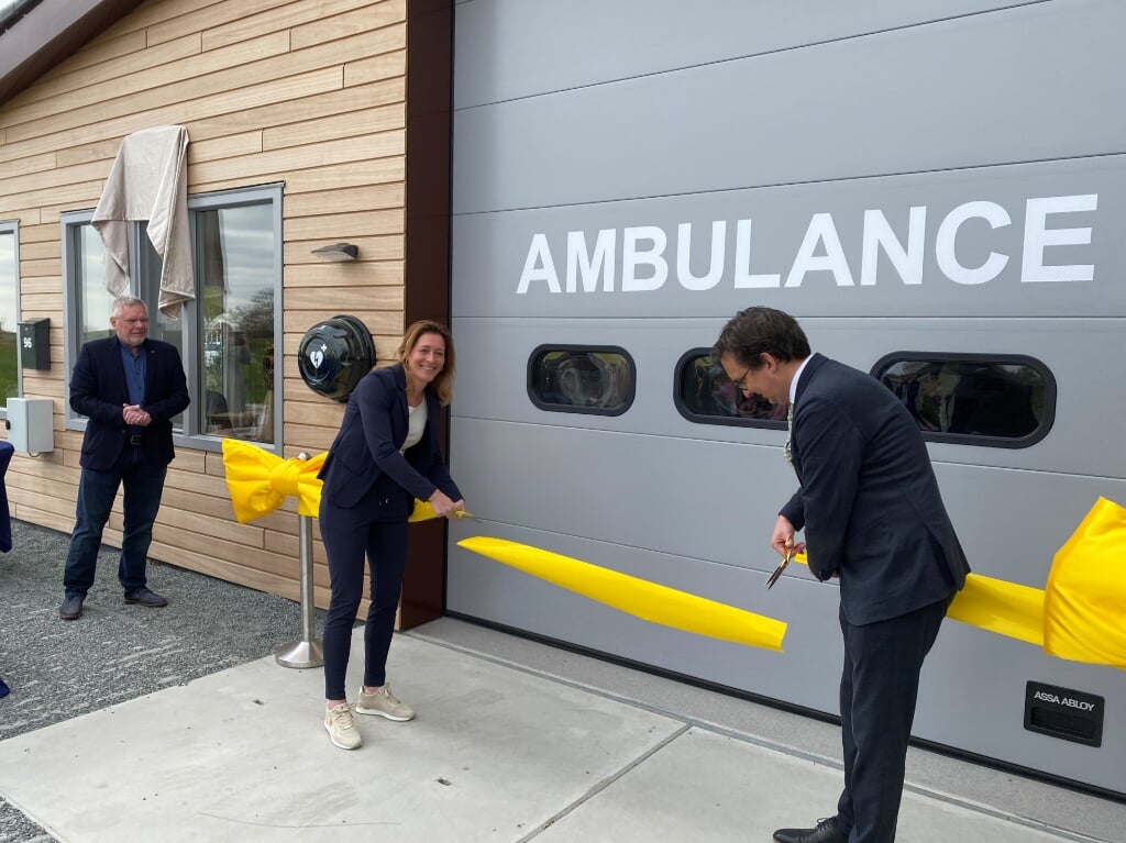 Anke Kortenray van de veiligheidsregio en burgemeester Uitdehaag openen de ambulancepost.