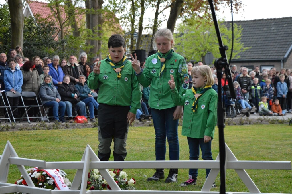Jonge leden van Scouting Texel leggen bloemen.