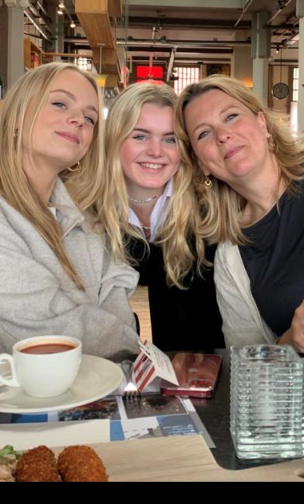 Kirsten van den Boomgaard met haar dochters Dylle en Myrden Kremer