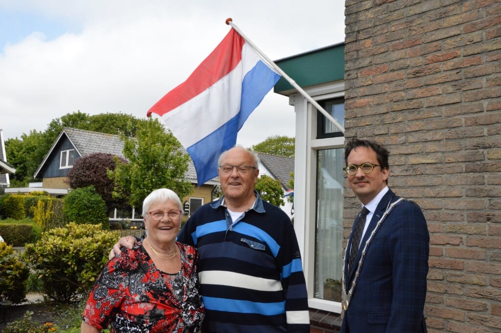 Het diamanten bruidspaar Jannie en Biem van der Vis met burgemeester Michiel Uitdehaag op hun 60-jarige trouwdag.  