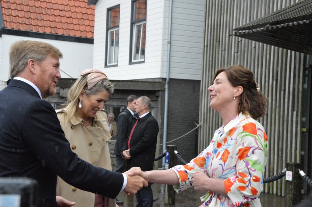 Corina Hordijk van Kaap Skil verwelkomt de koning en de koningin. 