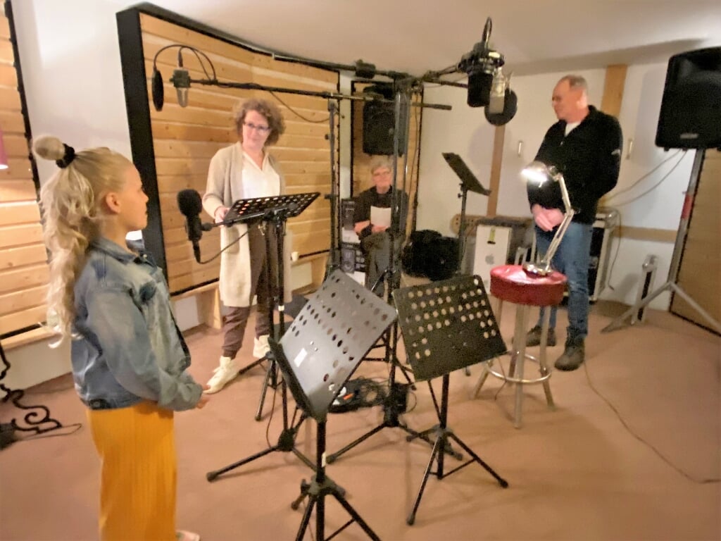 Tess van der Star, Aya Düring, Jaapkees Drijver en Cor Trap in de studio. 