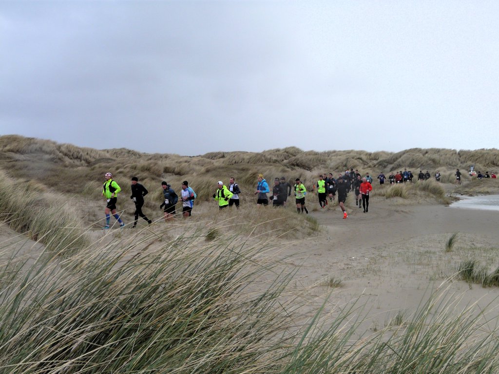Ultralopers door de duinen van De Hors bezig aan De Zestig van Texel. 