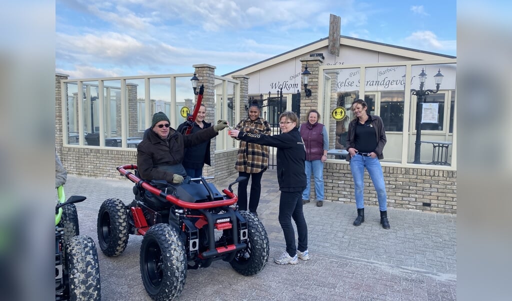 Gerard Kruithof krijgt bij Paal 28 de sleutels van de nieuwe Strandhopper, waarmee minder validen een ritje over het strand kunnen maken. 