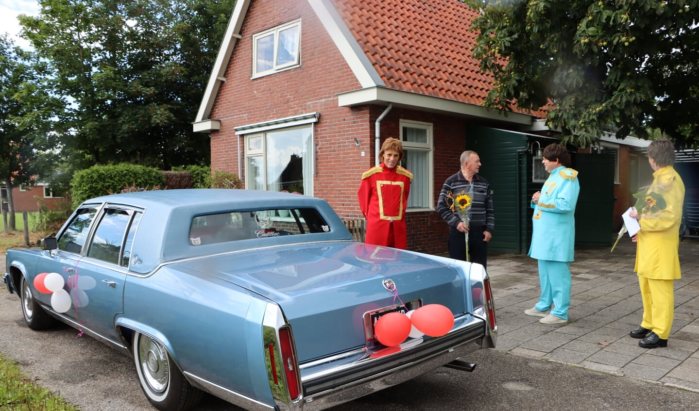 De Cadillac stopte maandag ook bij Raepdraeijersreed 6 in Twijzelerheide. Alle 96 trouwe huurders van SWA (50 jaar of meer) krijgen bezoek.