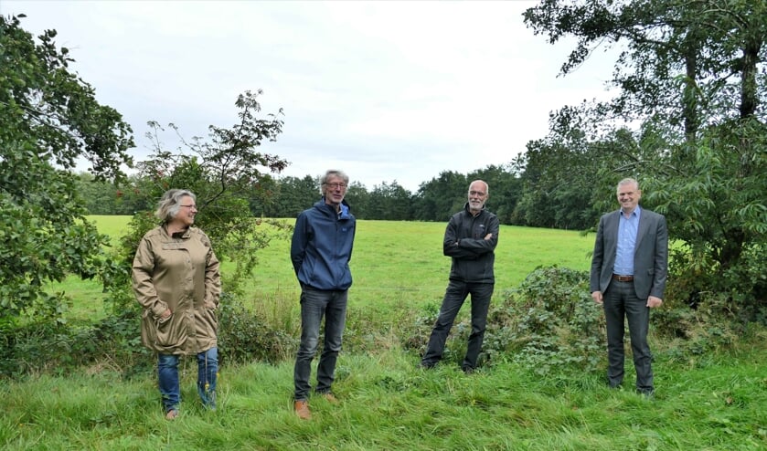 Vier betrokkenen bij het weiland aan de Kûkhernewei waar de
zonnepanelen zouden komen te staan. (Namen in het artikel).