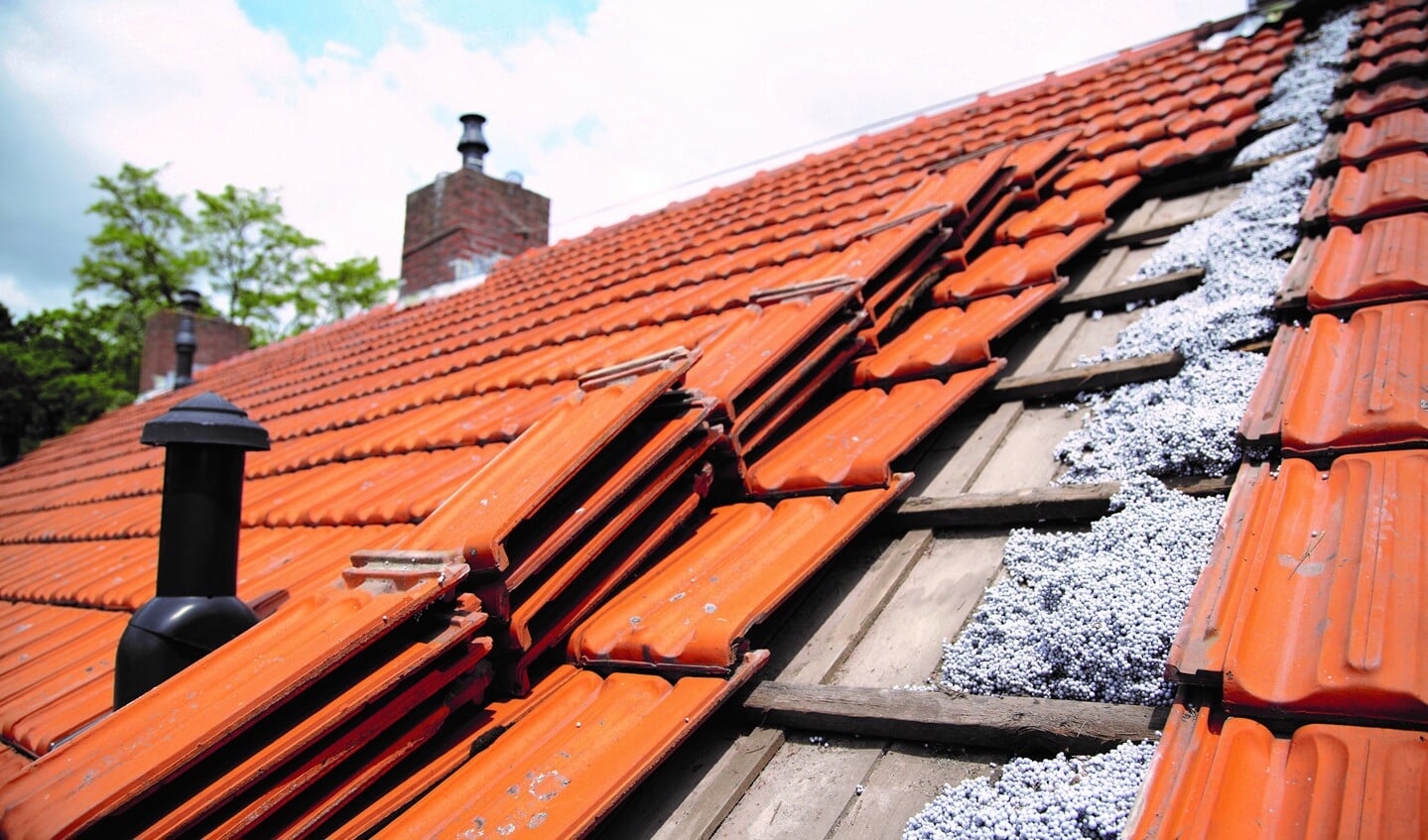 Het (brandwerende) isolatiemateriaal kan ook in de dakspouw worden gespoten.
