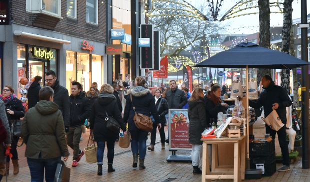 <p>Drukte op zaterdagmiddag vlak voor Sinterklaas in het winkelcentrum van Drachten, in een jaar dat er nog geen coronavirus was. Zou het ooit weer zo druk worden?</p>