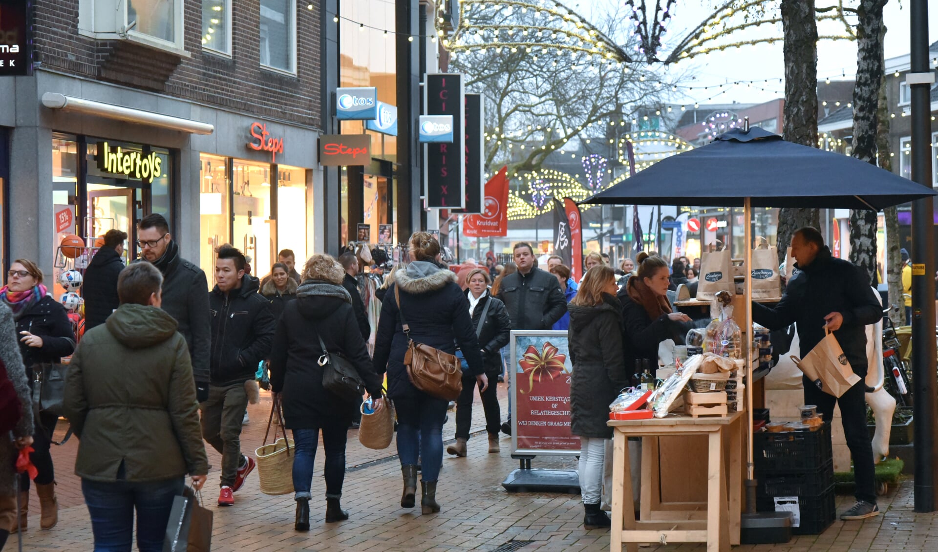 Drukte op zaterdagmiddag vlak voor Sinterklaas in het winkelcentrum van Drachten, in een jaar dat er nog geen coronavirus was. Zou het ooit weer zo druk worden?