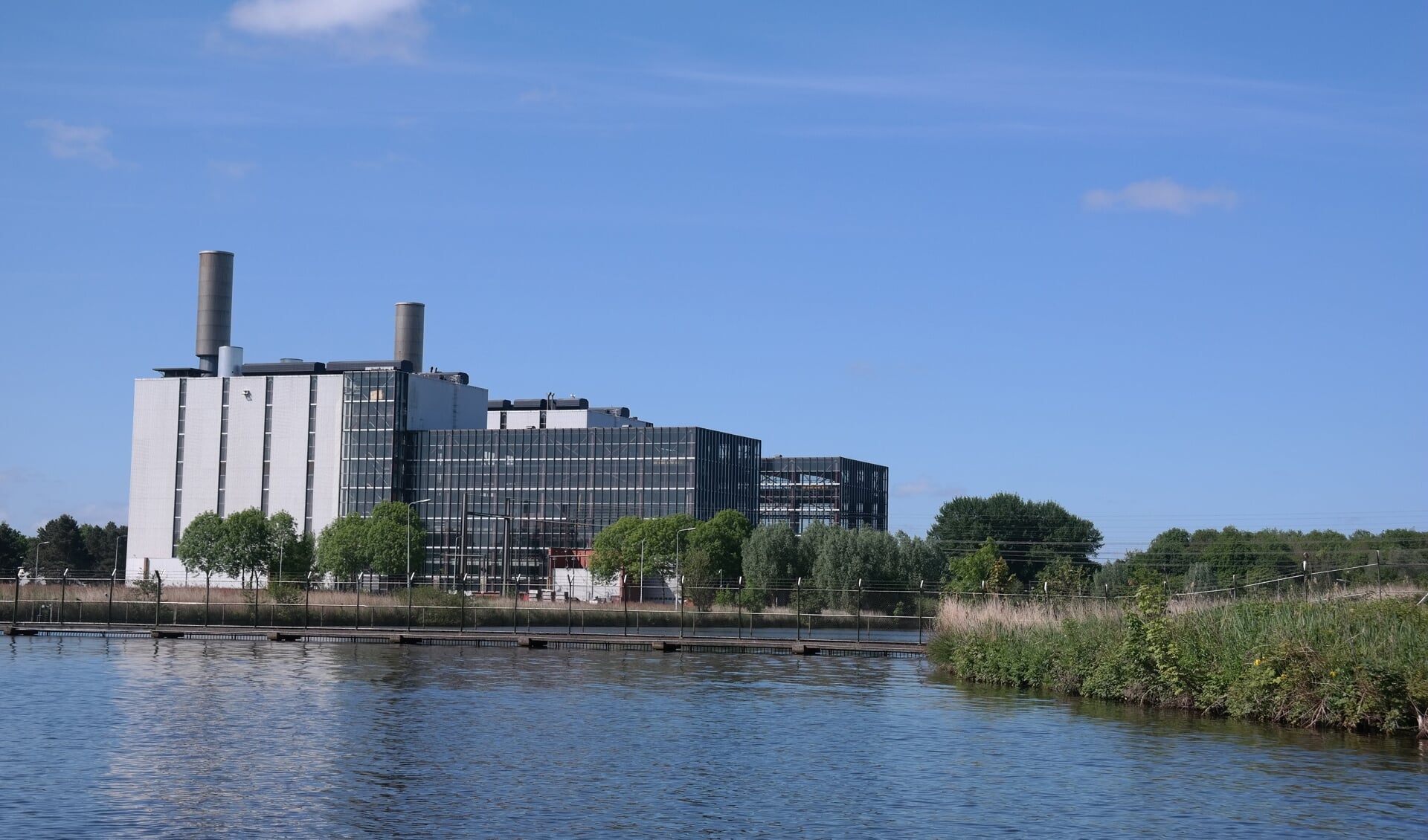 De centrale, gebouwd in opdracht van het P.E.B., gezien vanaf de Swemmer.