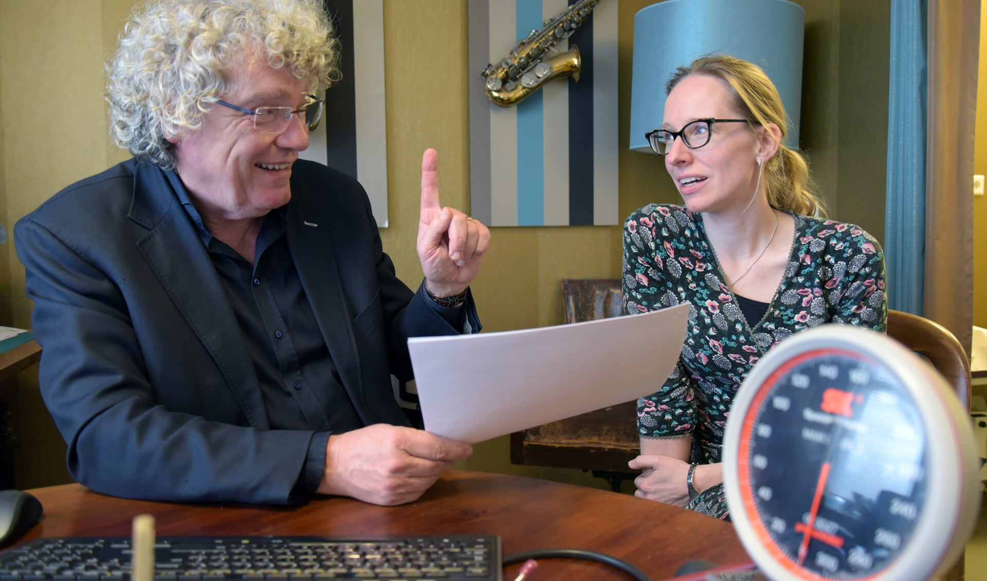 Pieter van Kampen in gesprek met Marjan van Keulen, met wie hij nu nog samenwerkt in de huisartsenpraktijk.