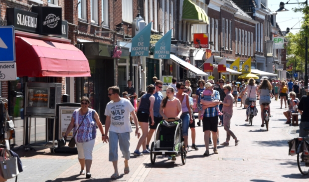 <p>Een druk winkelcentrum in Dokkum in 2017. Het lijkt voor de meesten een eeuwigheid geleden.</p>