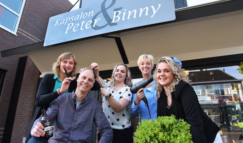 Kapsalon Peter & Binny zit al dertien jaar aan de Schoolstraat 33 in Burgum. Binny en Peter komen uit een echte kappersfamilie.