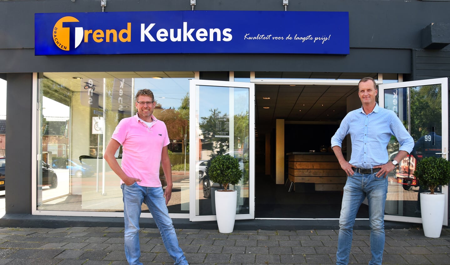 Erik Koudenburg en Johan Bosker voor de winkel in juni 2017.