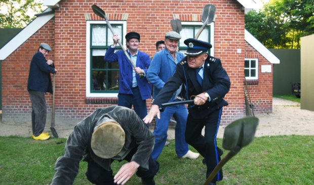 <p>De politie treedt hard op tegen de arbeiders. Uit het openluchtspel van juni 2017 in Houtigehage.</p>
