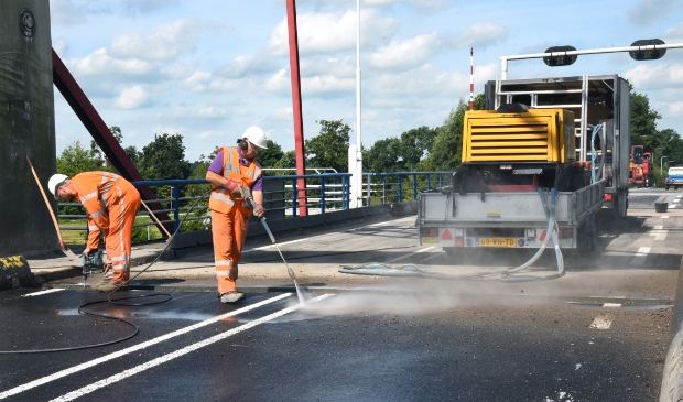 <p>Werkzaamheden aan de brug bij Kootstertille over het Prinses Margrietkanaal, toen zwaar verkeer nog was toegestaan.</p>