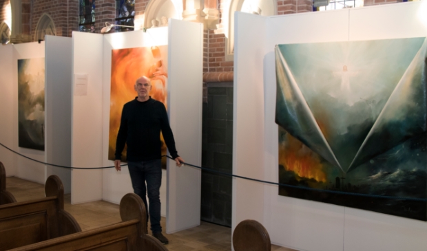 <p>Jan Kooistra in 2018 in de Bonifatius kerk in Dokkum bij schilderijen uit de serie In verwondering: het leven van Jezus.</p>