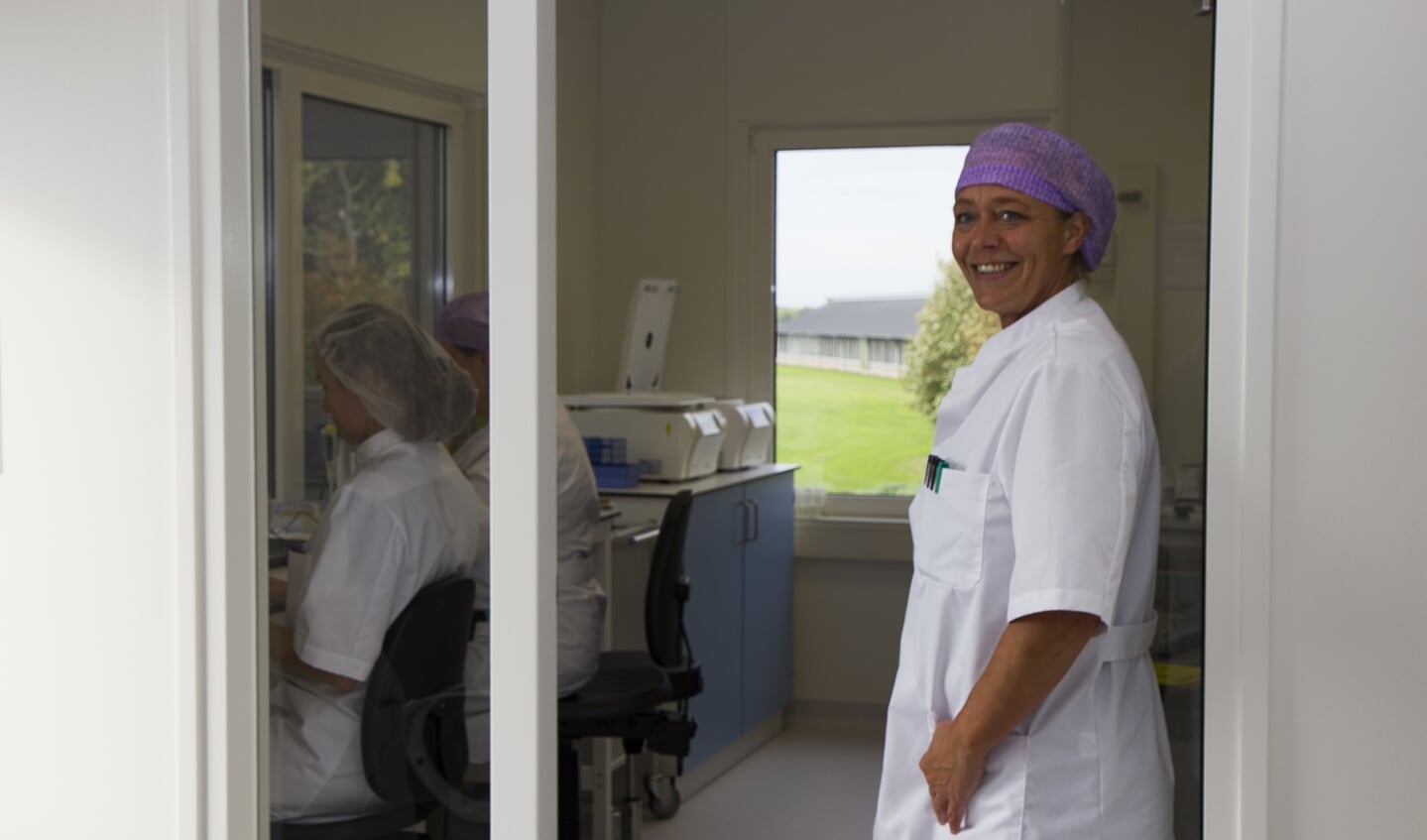 Embryologe Janneke Brink in de deuropening van het vernieuwde laboratorium.