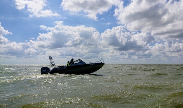 <p>De PW7 speedboot van de Provincie Fryslân, die controles uitvoert.</p>