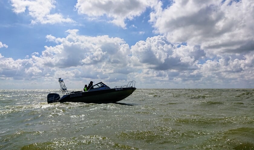 <p>De PW7 speedboot van de Provincie Fryslân, die controles uitvoert.</p>