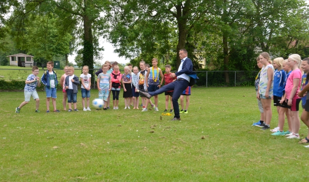 <p>Wethouder Jelle Boerema (VVD) van Noardeast-Fryslân heeft als oud-scheidsrechter verstand van de kwaliteit van voetbalvelden, volgens burgemeester Johannes Kramer.</p>