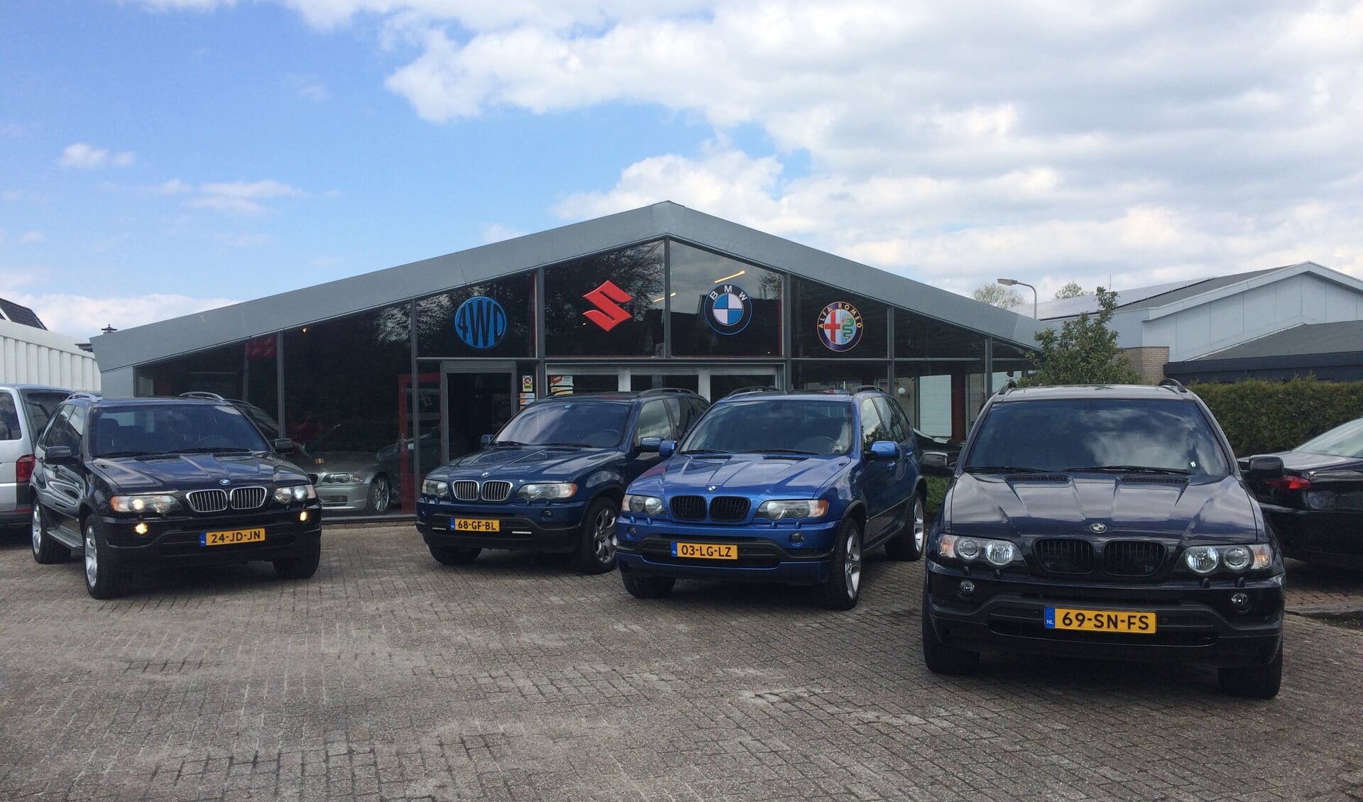 Vier fraaie BMW X5's voor de showroom van Autobedrijf Postma.